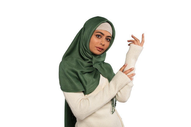 Mujer joven con hijab aislada