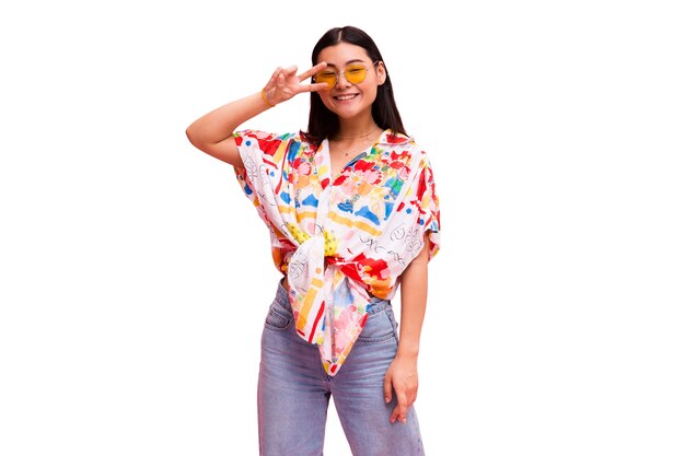 Mujer joven de plano medio posando en el estudio