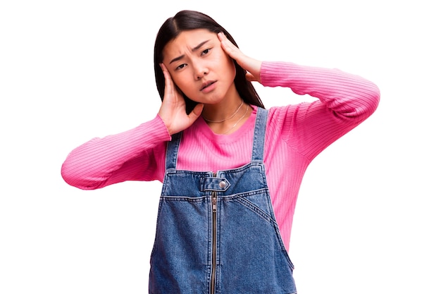 PSD gratuito mujer joven de plano medio posando en el estudio