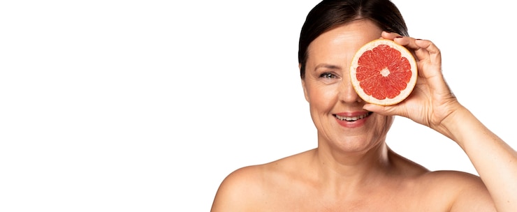 PSD gratuito mujer mayor con pomelo para el cuidado de la piel