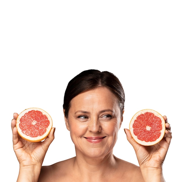 PSD gratuito mujer mayor con pomelo para el cuidado de la piel