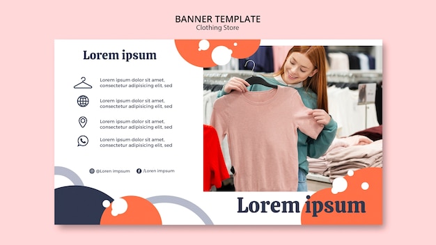 PSD gratuito mujer mirando una blusa en banner de tienda de ropa