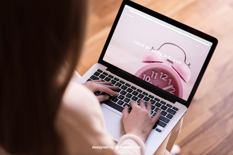 PSD gratuito mujer moderna que trabaja en la computadora portátil
