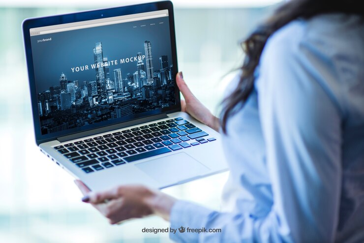 PSD gratuito mujer de negocios con una computadora portátil