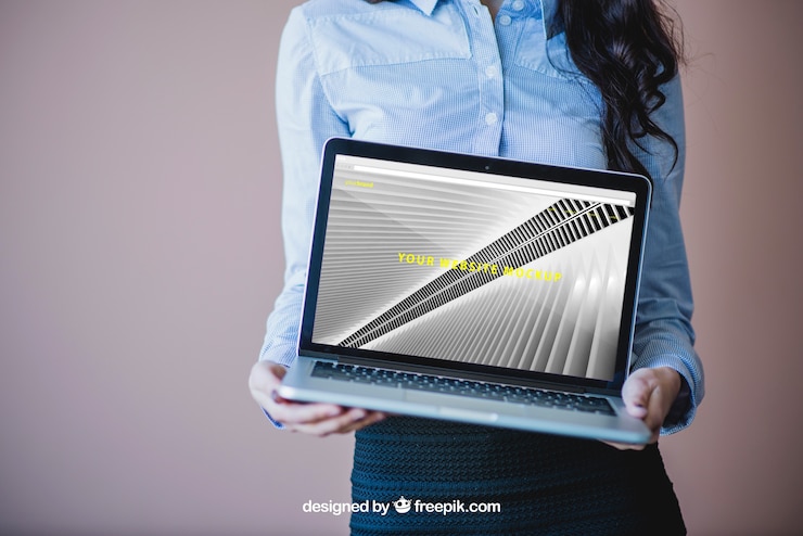 PSD gratuito mujer de negocios con una computadora portátil