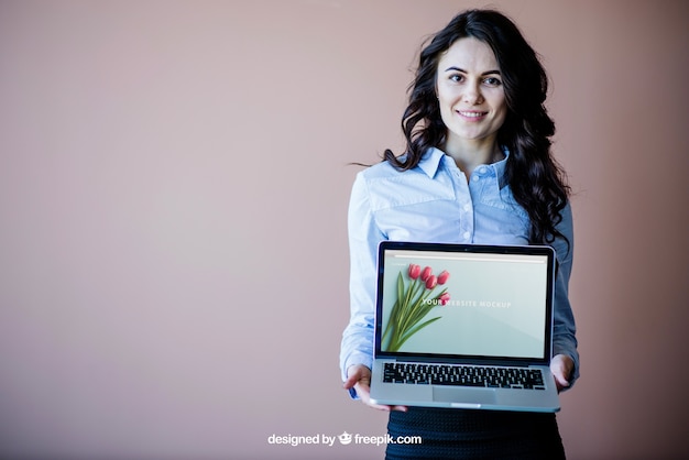 Mujer de negocios elegante presentando portátil