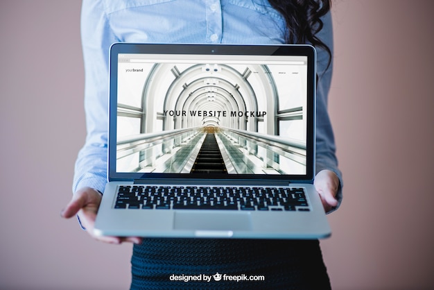 Mujer de negocios mostrando una computadora portátil