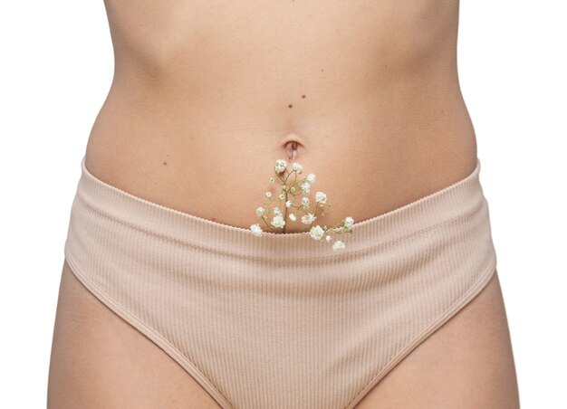 Mujer posando con amor propio por su cuerpo