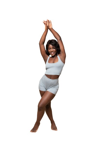 Una mujer posando en el estudio.