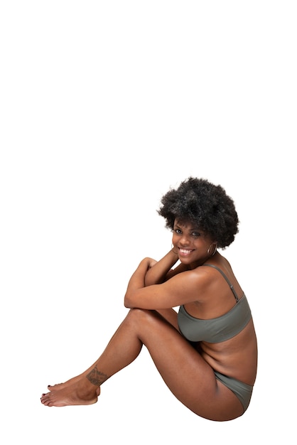 Una mujer posando en el estudio.