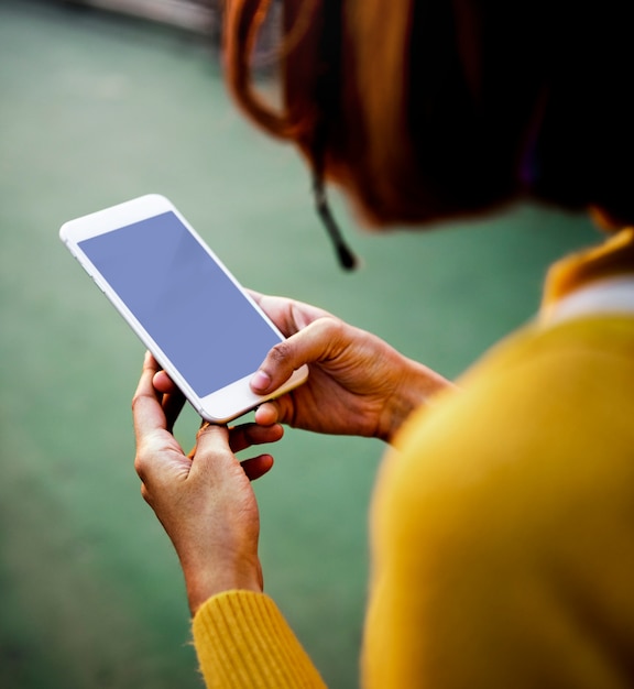 Mujer que usa un teléfono inteligente