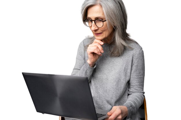 Mujer Senior con laptop