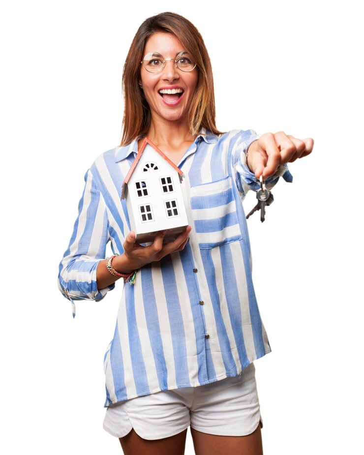 PSD gratuito mujer sonriente sujetando llaves y una casa de juguetes