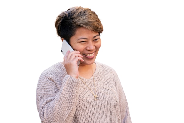 Mujer sonriente de tiro medio hablando por teléfono