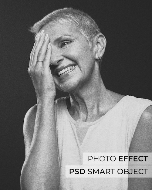 Una mujer sonriente de tomas medias posando en el interior