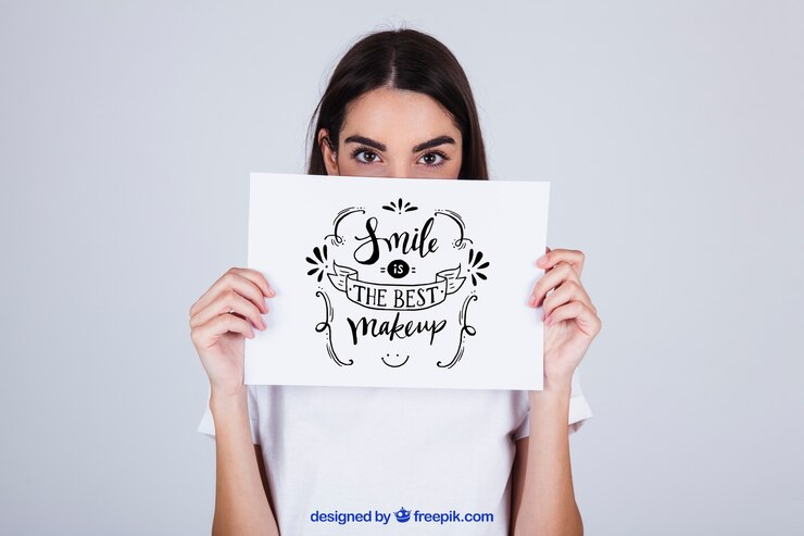 PSD gratuito mujer sujetando papel con mensaje enfrente de la cara