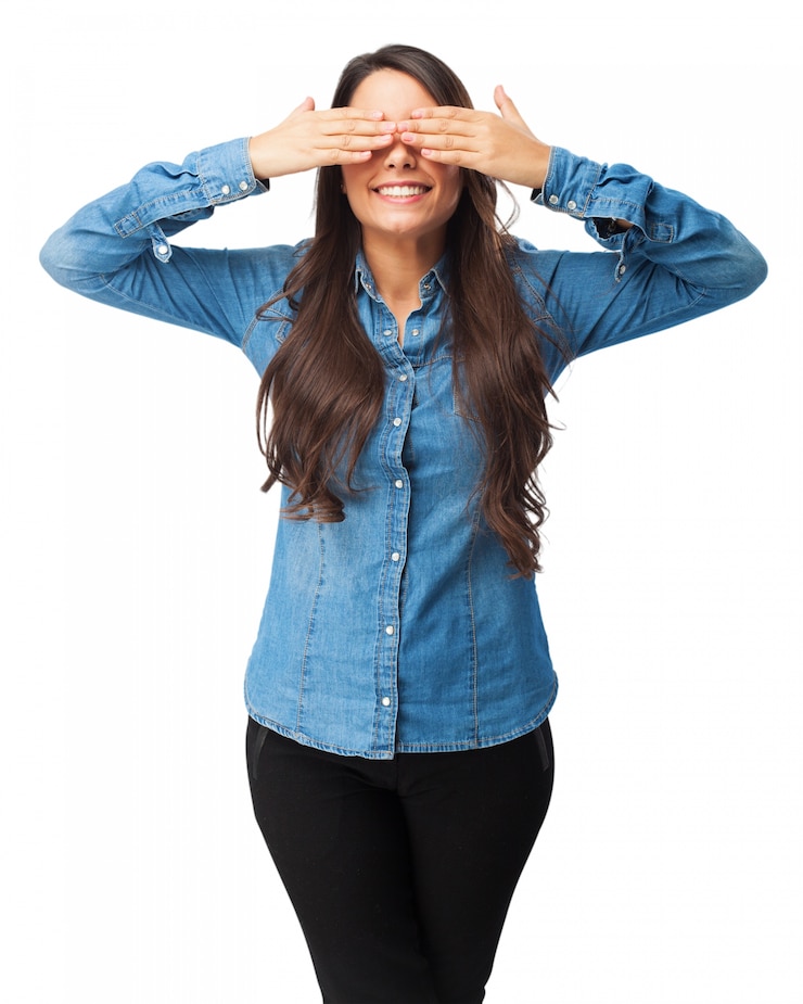 PSD gratuito mujer tapándose los ojos