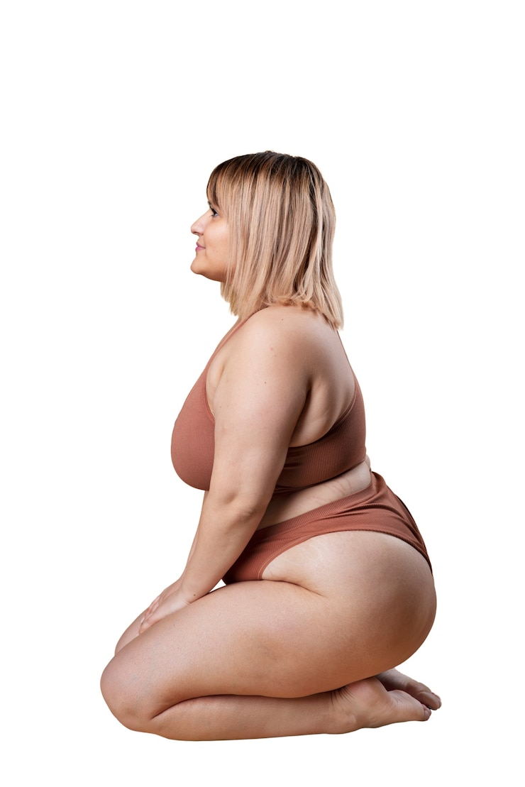 PSD gratuito mujer de tiro completo posando en el estudio