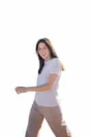 PSD gratuito mujer de tiro medio con camisa en blanco