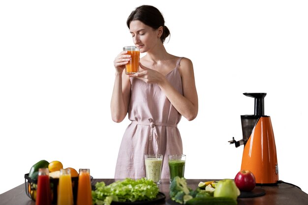 Mujer de tiro medio con comida sana