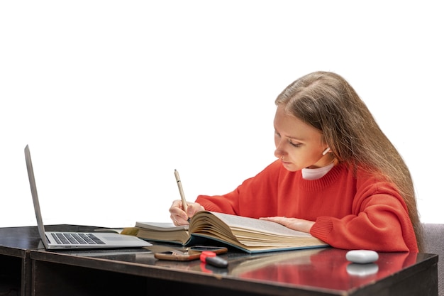 Mujer de tiro medio estudiando