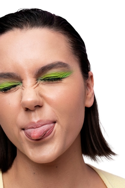 Mujer de vista frontal con maquillaje genial