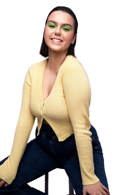 Mujer de vista frontal con maquillaje genial