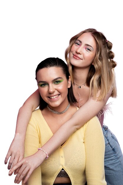 Mujeres geniales de tiro medio posando juntas