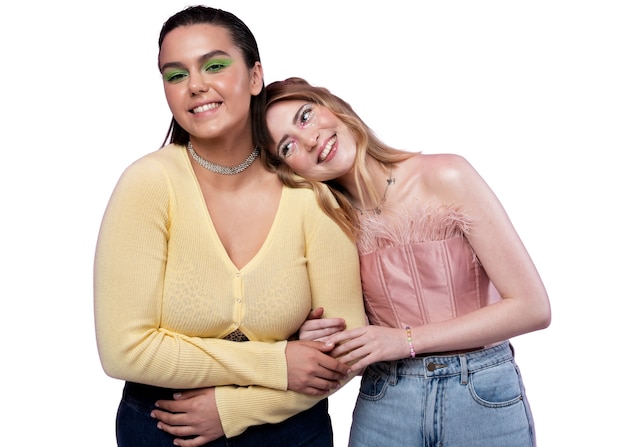 Mujeres geniales de tiro medio posando juntas