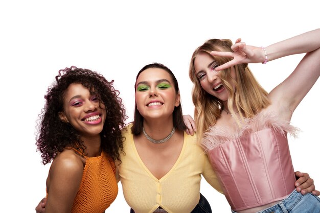 Mujeres geniales de tiro medio posando juntas