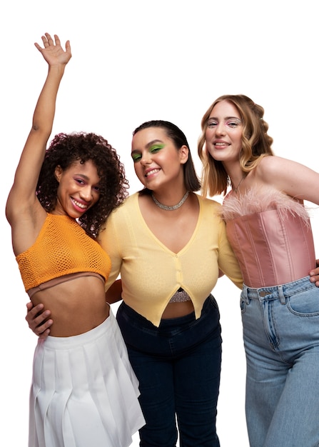 Mujeres geniales de tiro medio posando juntas