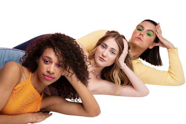 Mujeres geniales de tiro medio posando juntas
