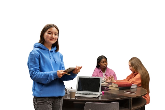 Mujeres de tiro medio estudiando