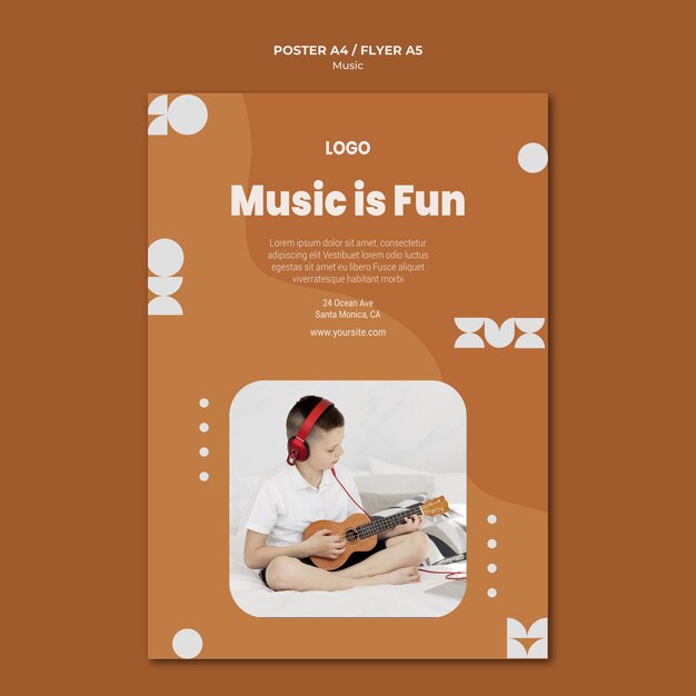 La música es divertida, niño tocando el volante de ukelele.