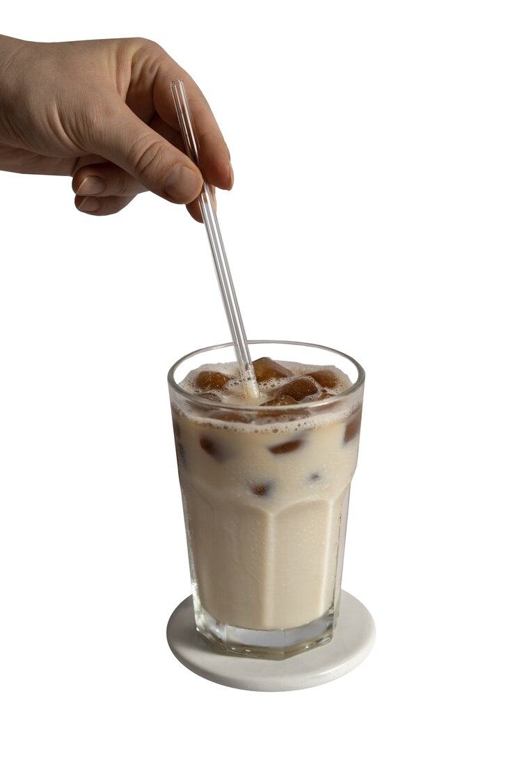 PSD gratuito natura morta di caffè freddo isolata