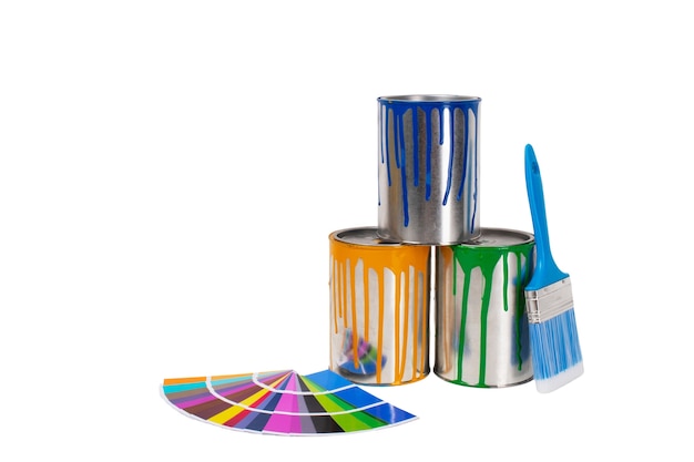 La naturaleza muerta de las latas de pintura coloridas aisladas