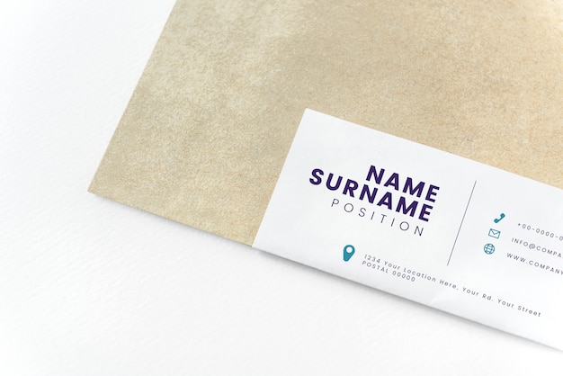 Natuurlijke bruine papieren envelop mockup