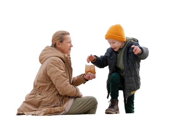 Niño pasando tiempo al aire libre con su abuela