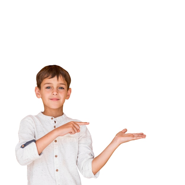 Niño pequeño aislado