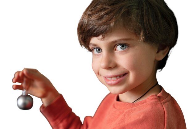 Niño preparándose para navidad