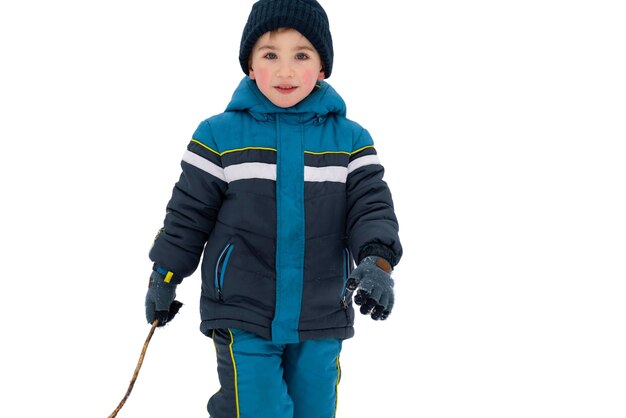 Niño de vista frontal jugando en la nieve