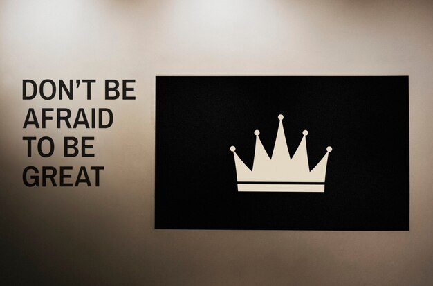 No tenga miedo de ser genial citado en una pared al lado de una maqueta de tablero de corona