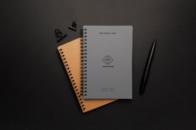 Notebooks mockup met zwart element op zwarte achtergrond