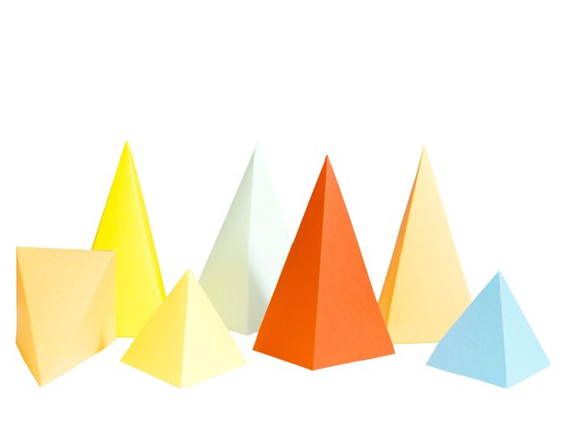 Objetos de papel abstractos aislados sobre un fondo blanco