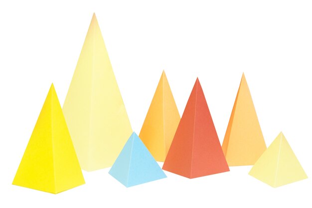 Objetos de papel abstractos aislados sobre un fondo blanco