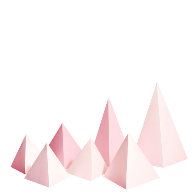 Objetos de papel abstractos aislados sobre fondo blanco