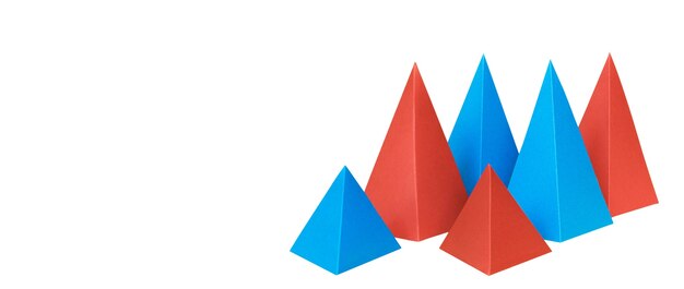 Objetos de papel abstractos aislados sobre un fondo blanco