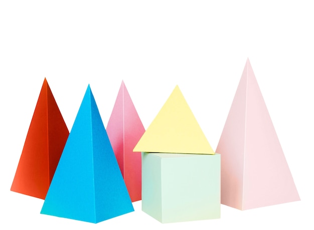 Objetos de papel abstractos aislados sobre un fondo blanco