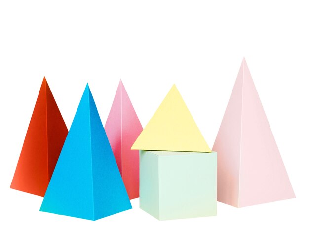 Objetos de papel abstractos aislados sobre fondo blanco