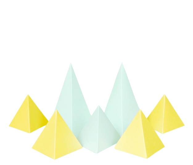 Objetos de papel abstractos aislados sobre fondo blanco